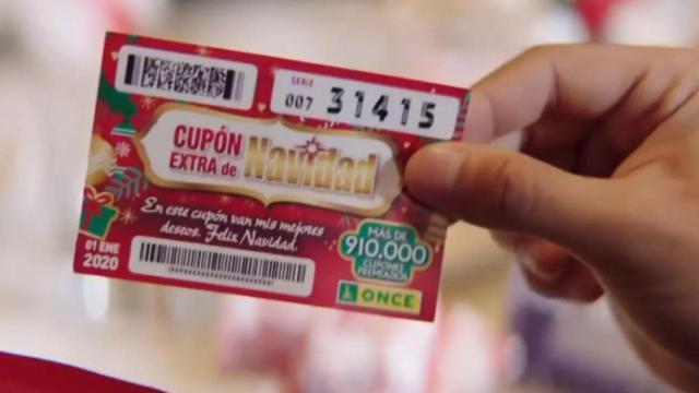 Persona sujetando un décimo del Extra de Navidad.