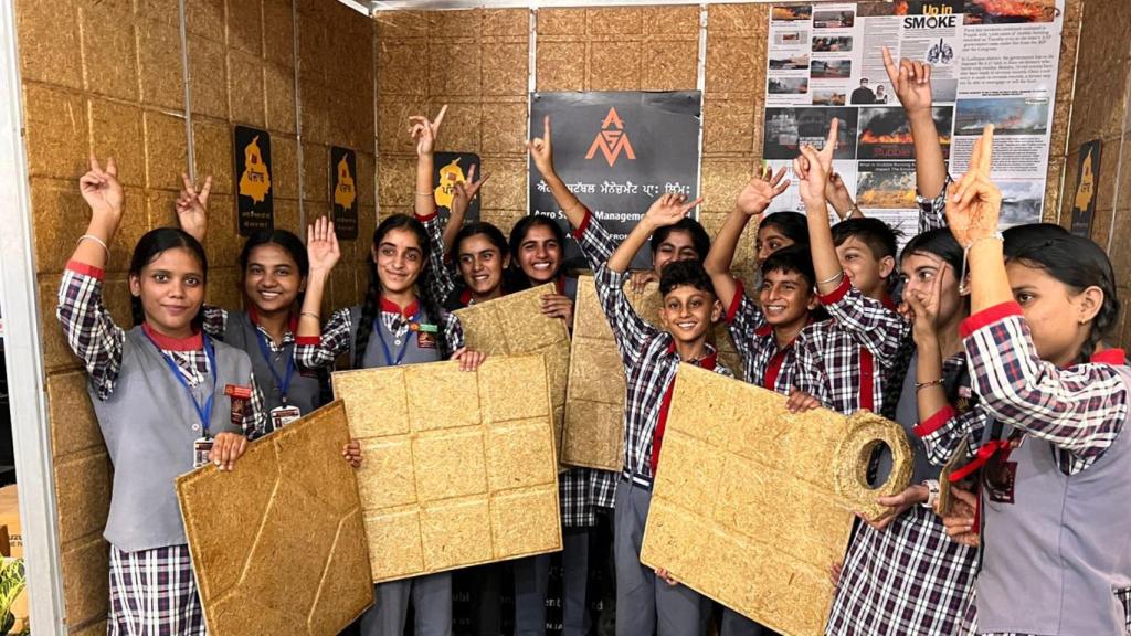 Unos niño sujetando los paneles aislantes.