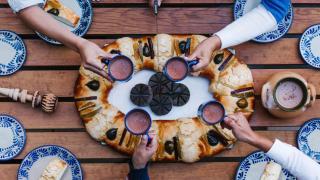 Imagen de archivo de un grupo de personas comiendo un roscón de Reyes.