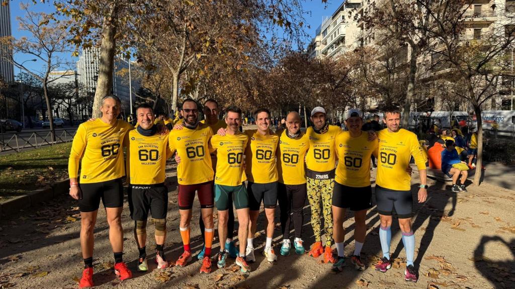 Pablo Gómez, con un grupo de amigos en la San Silvestre Vallecana 2024.