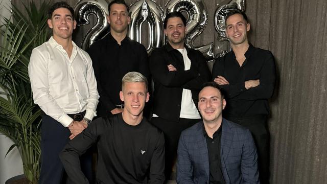 Dani Olmo posa con varios amigos para felicitar el nuevo año.