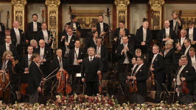 El director de orquesta Riccardo Mutti (en el centro) durante el Concierto de Año Nuevo de la Filarmónica de Viena este miércoles. El concierto de 2025. Foto: EFE/ Dieter Nagl/Filarmónica de Viena