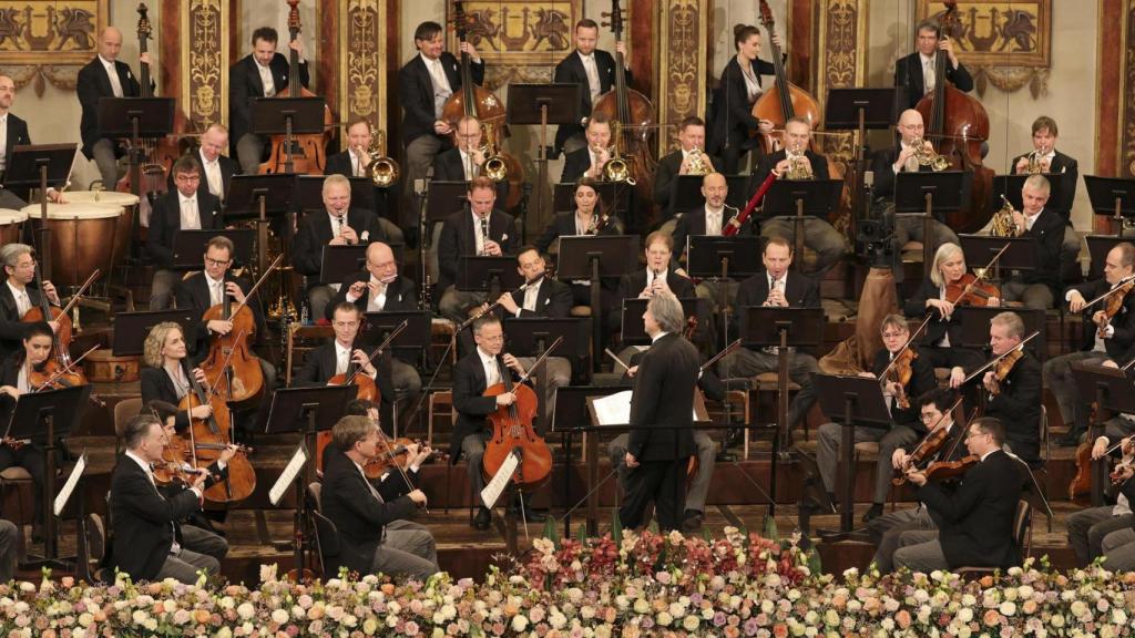 El director de orquesta Riccardo Mutti (en el centro) durante el Concierto de Año Nuevo. Foto: EFE/ Dieter Nagl/Filarmónica de Viena