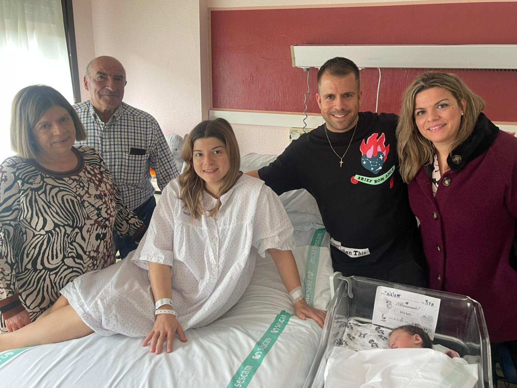 Hugo ha pesado 3,220 kilos y es el primer hijo de Míriam y Raúl.