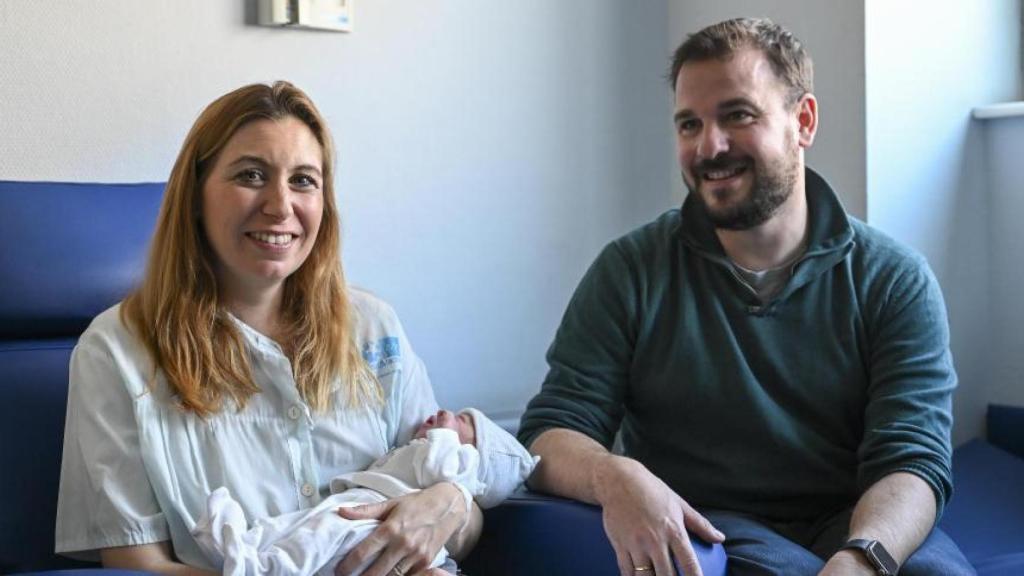 Los padres de la pequeña Lucía y la bebé.