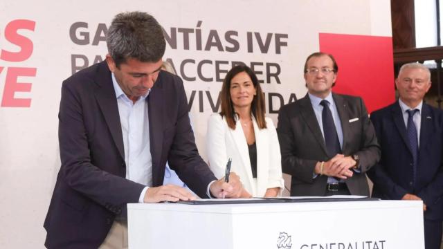 Carlos Mazón, durante la firma de los avales públicos con las entidades financieras. EE