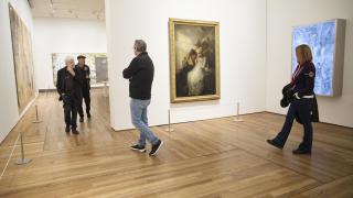 Asistentes a la exposición ‘Sigmar Polke. Afinidades desveladas’ en el Museo Nacional de El Prado. Foto: Jesús Hellín / Europa Press