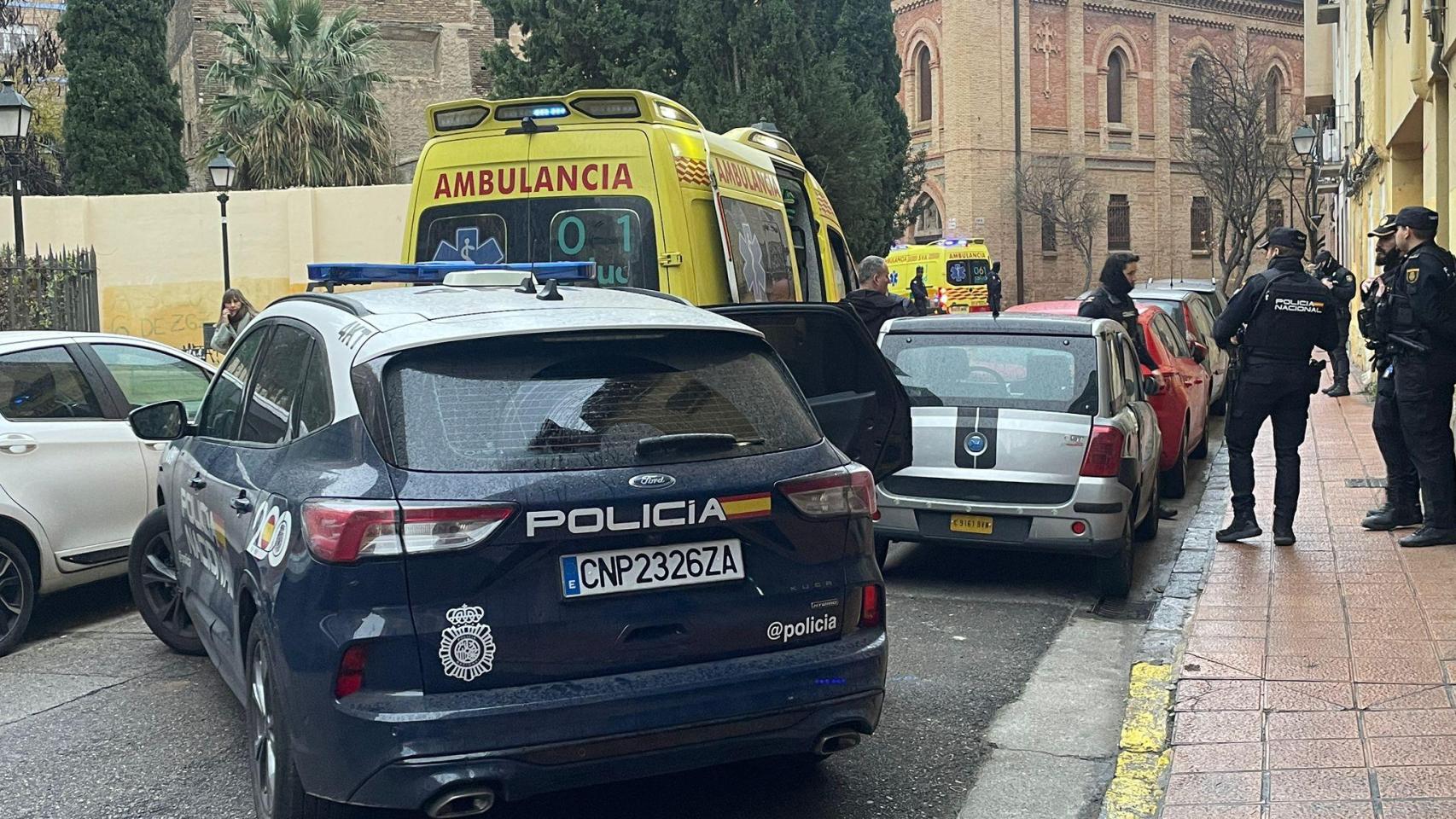 Momento en el que introducen al presunto autor de los hechos en una ambulancia.