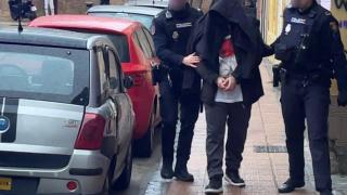 Momento de la detención del presunto autor del acuchillamiento de un hombre en la calle del Sepulcro, en Zaragoza.