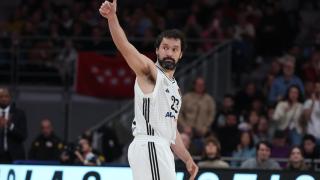 Sergio Llull agradece el apoyo de los aficionados en un partido de Euroliga contra el Bayern.
