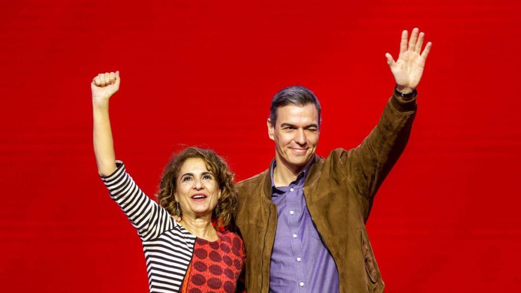 La vicepresidenta y ministra de Hacienda María Jesús Montero, junto al presidente Pedro Sánchez.
