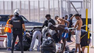 Decenas de migrantes procedente de Marruecos son desembarcados por Salvamento Marítimo en el muelle de Puerto del Rosario (Fuerteventura), el pasado octubre.