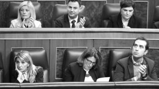 Yolanda Díaz y Carlos Cuerpo en el Congreso, separados por Teresa Ribera.