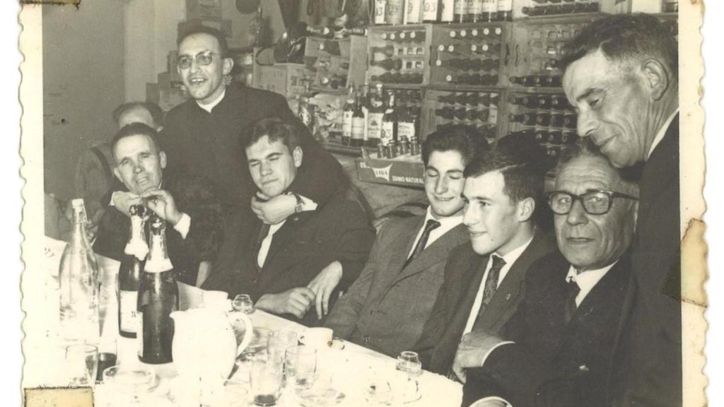 Familia Lodeiros y amigos celebrando alrededor de una mesa, año 1960.