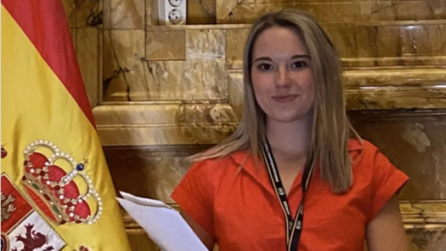 Realizaba el doble grado de Derecho y Estudios Internacionales. En la foto, publicada por la Unav, se encuentra realizando prácticas en el JEMA.