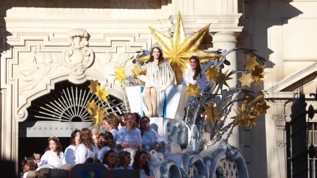 La carroza de la Estrella de la Ilusión en la Cabalgata de Reyes Magos de Sevilla de 2024.