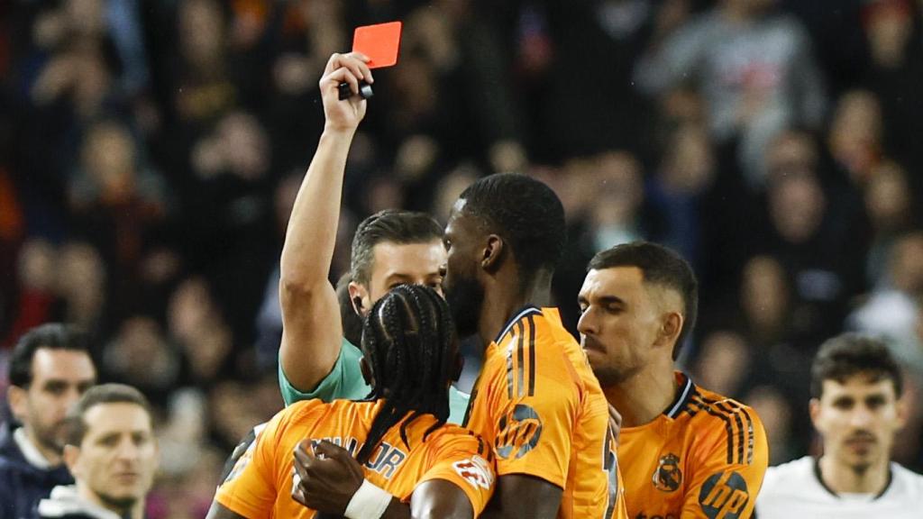 Vinicius ve la tarjeta roja durante el Valencia - Real Madrid