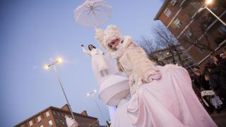 Un personaje de la Cabalgata de Reyes Magos 2017 en Toledo luce un paraguas.