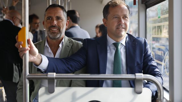 El alcalde de Toledo, Carlos Velázquez (d), y el concejal de Movilidad, Iñaki Jiménez (i), en un autobús urbano.