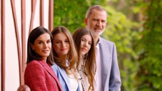 Los Reyes Felipe y Letizia junto a sus hijas, la Princesa Leonor y la infanta Sofía, en una imagen distribuida por la Casa del Rey.