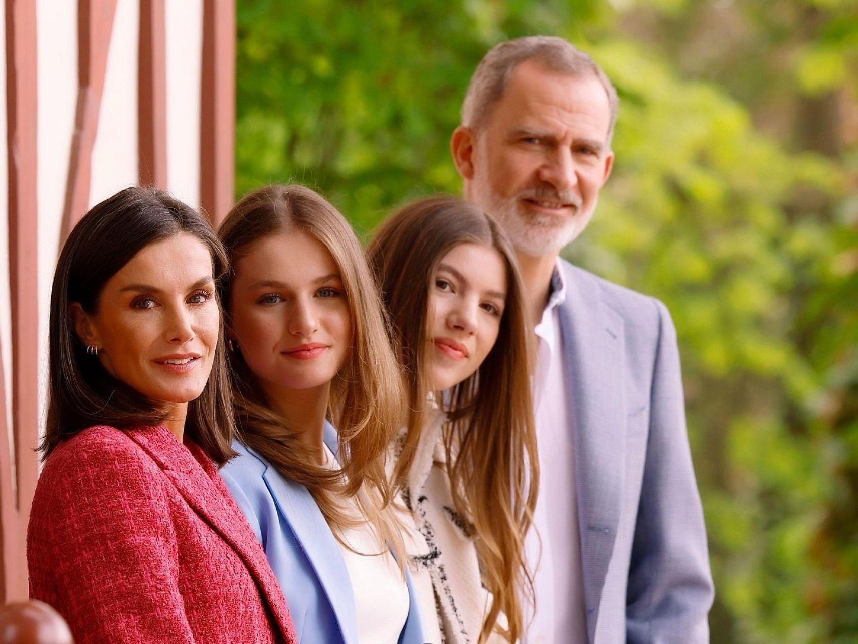 Los Reyes Felipe y Letizia junto a sus hijas, la Princesa Leonor y la infanta Sofía, en una imagen distribuida por la Casa del Rey.