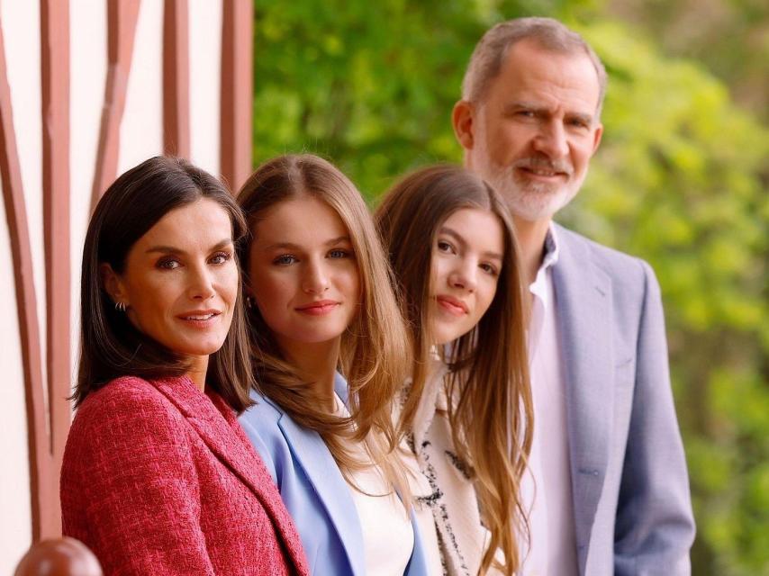 Los Reyes Felipe y Letizia junto a sus hijas, la Princesa Leonor y la infanta Sofía, en una imagen distribuida por la Casa del Rey.