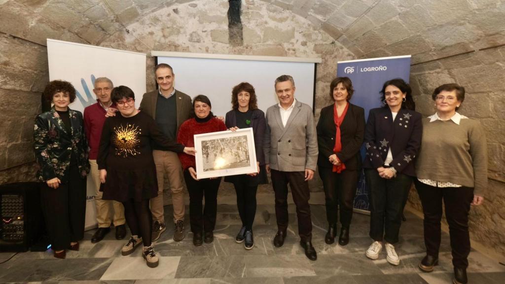 Voluntarios del Teléfono de la Esperanza reciben el IV Premio Esperanza en Logroño.