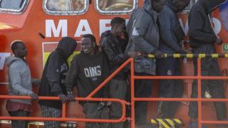 Una lancha de Salvamento Marítimo rescata un cayuco y lo lleva al Puerto de la Restinga (El Hierro), a 3 de diciembre de 2024.