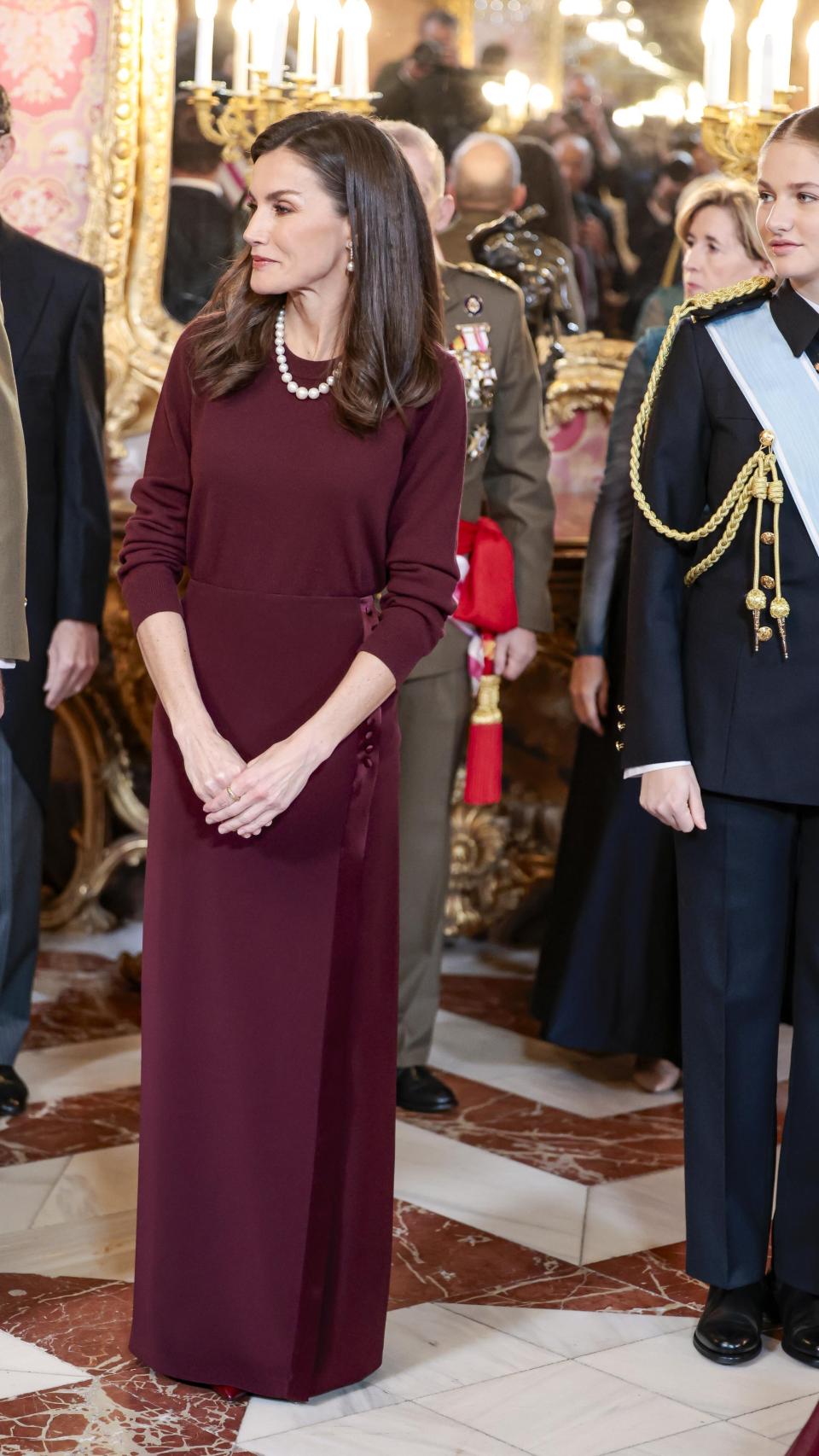La reina Letizia, con falda de Felipe Varela y el collar de perlas de Isabel II en la Pascua Militar.