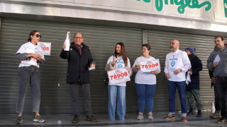 El Corte Inglés de León reparte el Primer premio de la lotería del Niño.