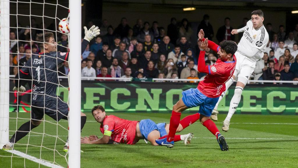 El remate de Fede Valverde que supuso el primer gol del partido ante la Deportiva Minera.