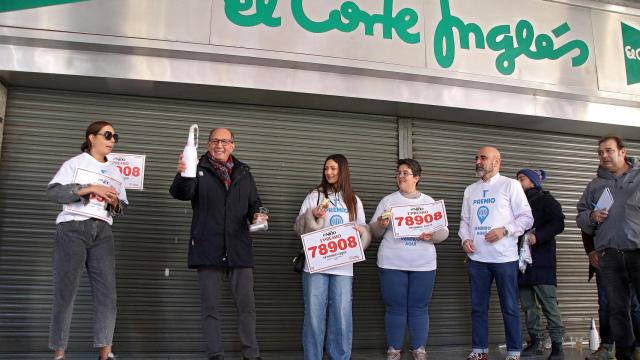 El Corte Inglés de León reparte el Primer premio de la lotería del Niño