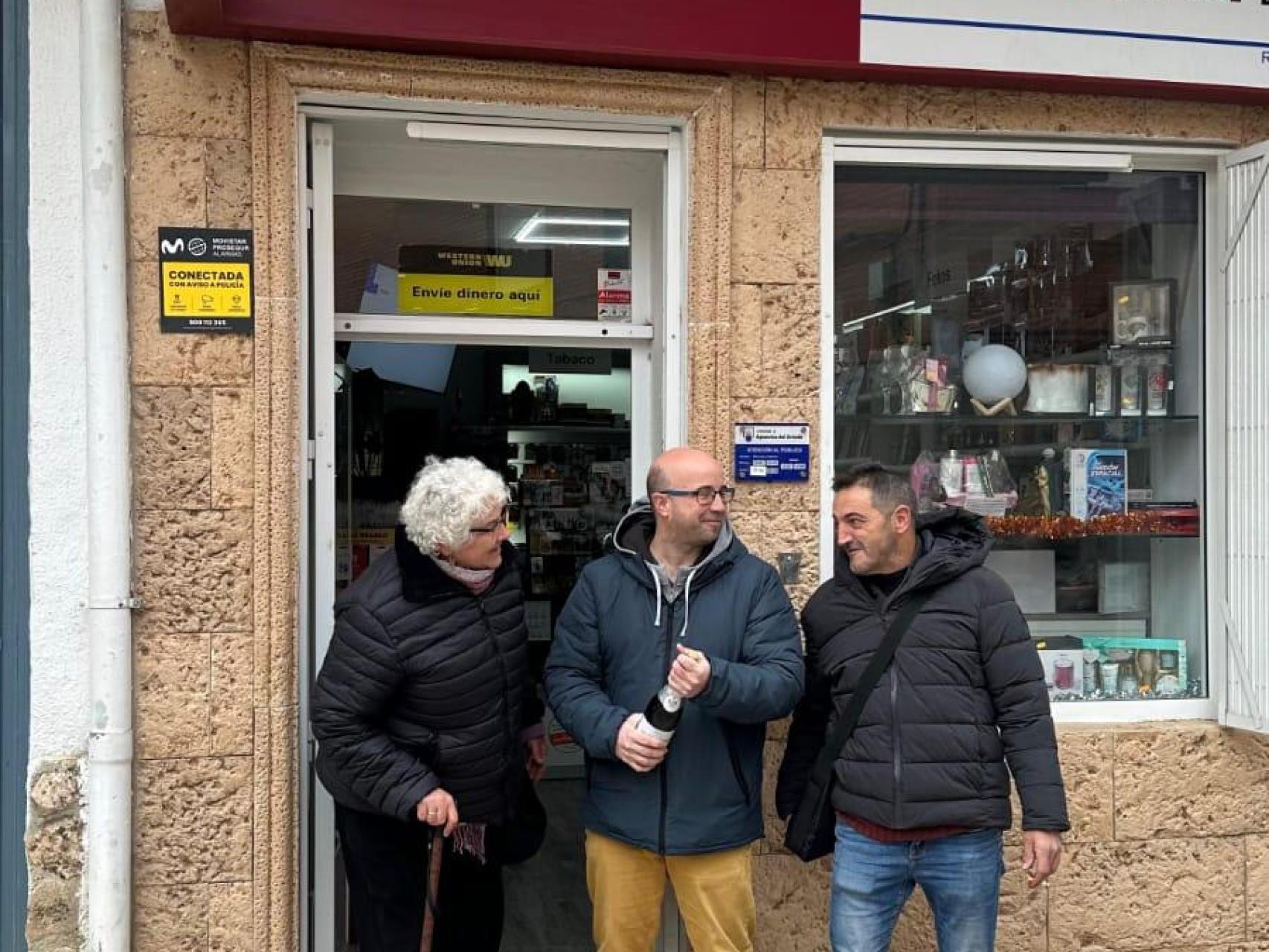 El propietario del estanco de Férez (Albacete) lo celebra con una de las premiadas.
