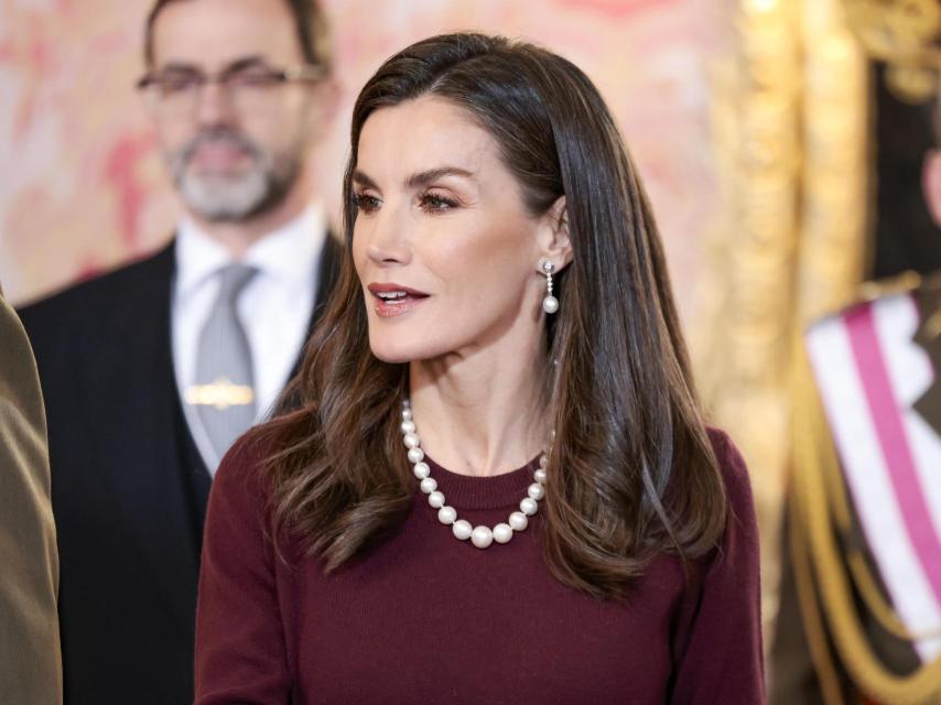 La reina Letizia en el Palacio Real con el collar de perlas de Isabel II.