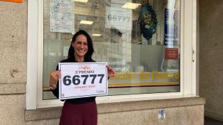 María Gomez con el número premiado en El Niño.