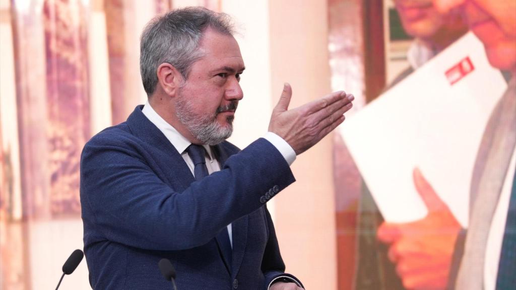 El secretario general del PSOE de Andalucía, Juan Espadas, durante su intervención en la rueda de prensa.