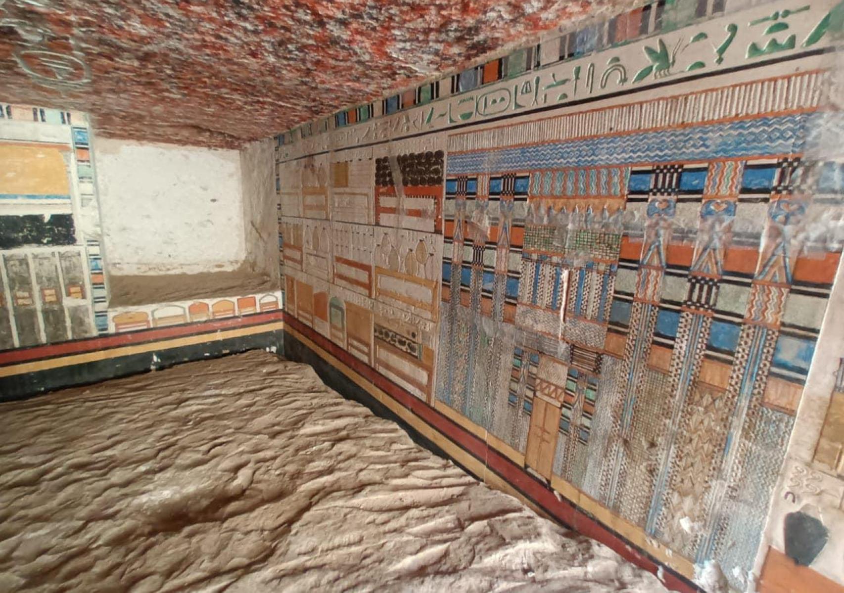 Interior de la sepultura, que conserva excepcionales pinturas y grabados.