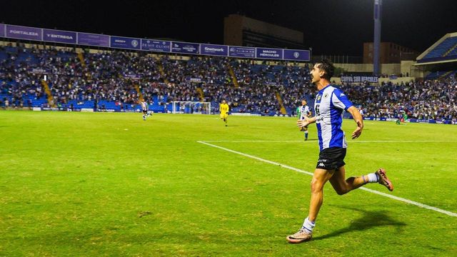 Soldevila celebrando un gol en el Rico Pérez.