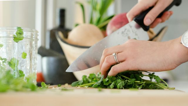 Una persona cortando verduras, en una imagen de archivo.