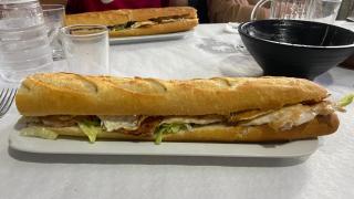Bocadillo mediano de este bar.