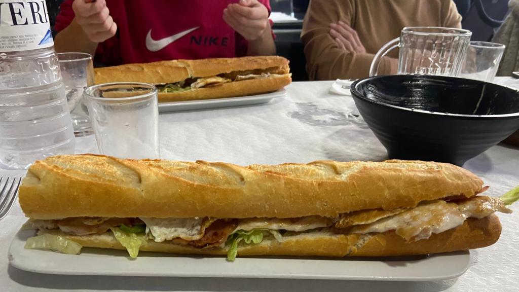 Bocadillo mediano de este bar.
