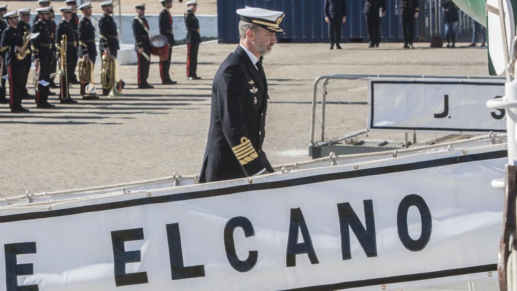 Felipe VI visitando el buque Juan Sebastián Elcano en 2018.