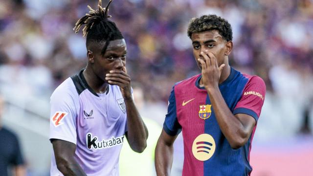 Nico Williams y Lamine Yamal hablan durante un partido de La Liga