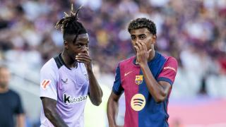 Nico Williams y Lamine Yamal hablan durante un partido de La Liga