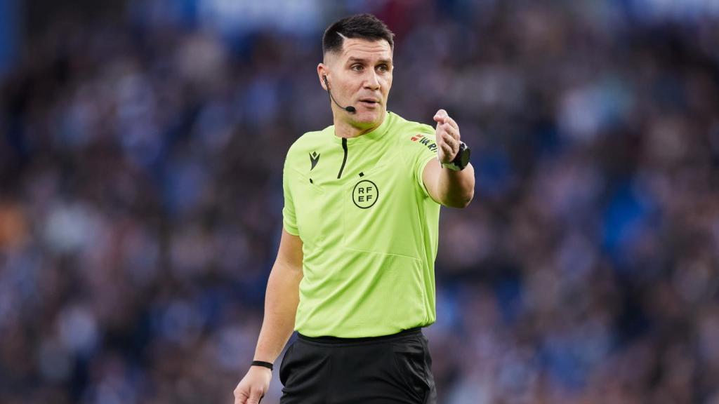 Ortiz Arias arbitrando un partido de Primera División.