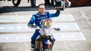 Lorenzo Santolino celebra la victoria en la tercera etapa del Rally Dakar