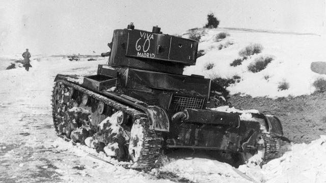 Un tanque ligero soviético T-26 durante la batalla de Teruel. Foto: Narodowe Archiwum Cyfrowe