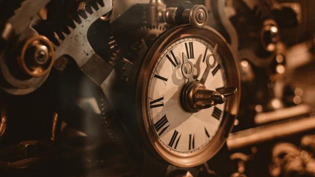Reloj antiguo con el mecanismo al descubierto. Foto: Carlos Copete