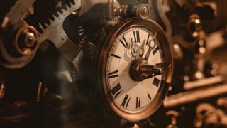 Reloj antiguo con el mecanismo al descubierto. Foto: Carlos Copete