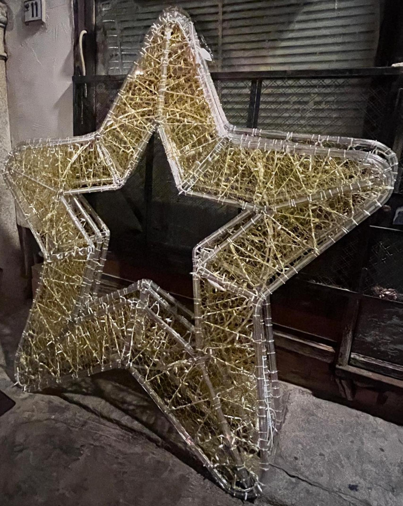 Los socialistas denuncian que la empresa instaladora de las luces de Navidad en Toledo no cumplió con los plazos.